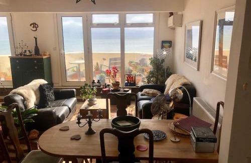 St Leonards-On-Sea Apartamento | Seafront balcony, lovely spacious relaxing flat