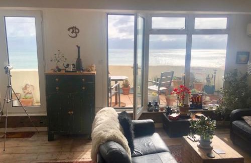 St Leonards-On-Sea Apartamento | Seafront balcony, lovely spacious relaxing flat