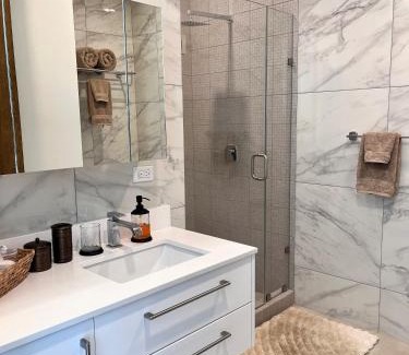 Primo Tapia Apartamento | Seafront Condo Pool and Jacuzzi