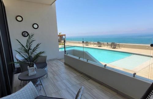 Primo Tapia Apartamento | Seafront Condo Pool and Jacuzzi