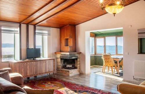 Urla Apartamento | Seafront Flat w Fireplace, Terrace 1 min to Beach