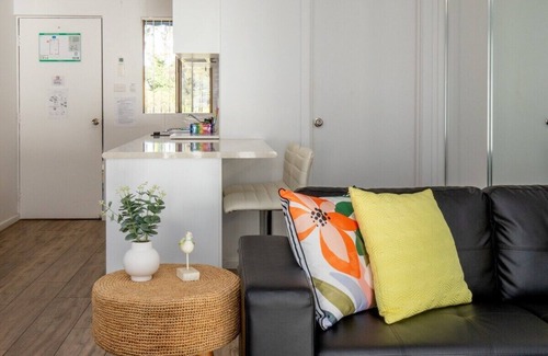 Batehaven Apartamento | Seafront Getaway Studio, Great Location with Pool