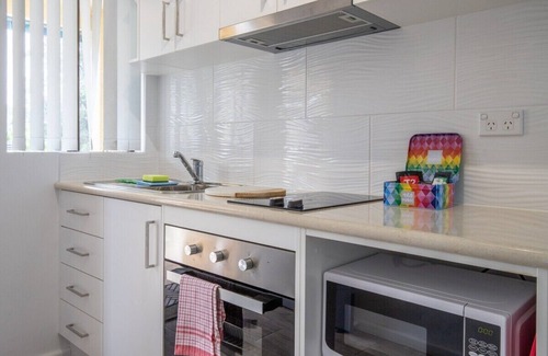 Batehaven Apartamento | Seafront Getaway Studio, Great Location with Pool