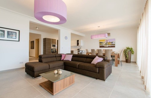 Sliema Apartamento | Seafront Luxury Apartment, Pool and Great Location