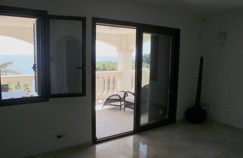 Cala Llombards Villa | VILLA MODERNA FRENTE AL MAR, vista increíble, bonita playa de arena en pocos pasos, wifi gratis