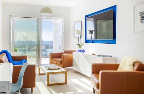 Zygi Apartamento | Seafront Oasis above the Marina