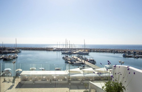 Zygi Apartamento | Seafront Oasis above the Marina