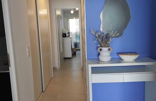 Cap-d'Antibes Condominio | Seafront one bedroom apartment with a terrasse, swimming pool and a parking