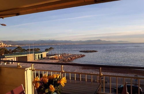 Cap-d'Antibes Condominio | Seafront one bedroom apartment with a terrasse, swimming pool and a parking