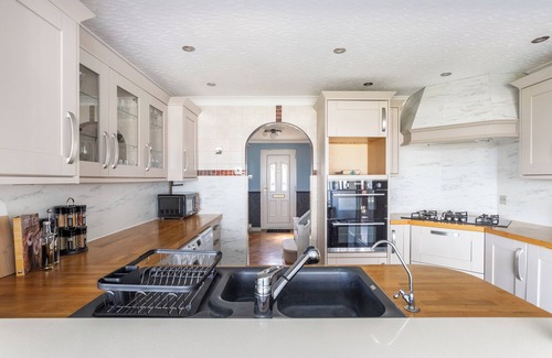 Birchington Casa | Seafront Retreat: Opulent 4BR Haven for Big Groups
