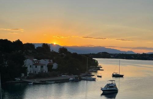 Necujam Casa | Seafront rural big house at Solta Croacia island