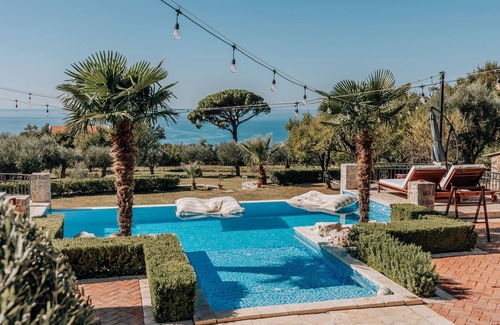 Sutomore Villa | Villa de piedra frente al mar con piscina privada infinita y gran jardín