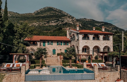 Sutomore Villa | Villa de piedra frente al mar con piscina privada infinita y gran jardín
