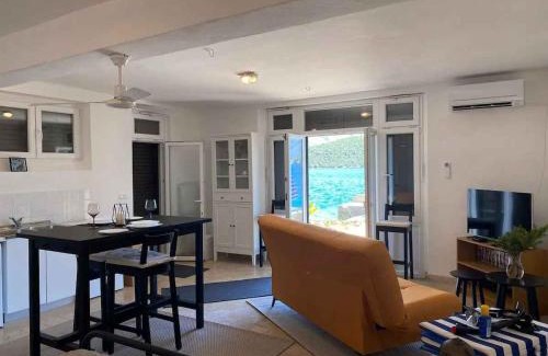 Cove Tri Zala (Zrnovo) Apartamento | Seafront Studio Apartment "Villa Laura"