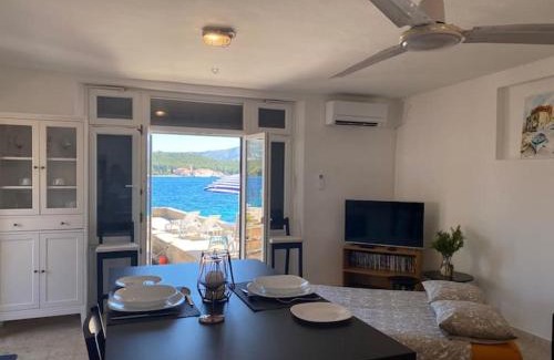 Cove Tri Zala (Zrnovo) Apartamento | Seafront Studio Apartment "Villa Laura"
