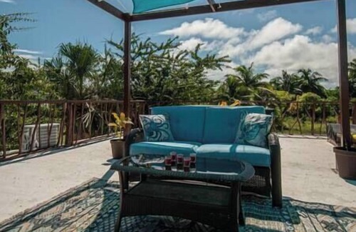 Sarteneja Apartamento | Seafront tropical lush landscaped, private Casita