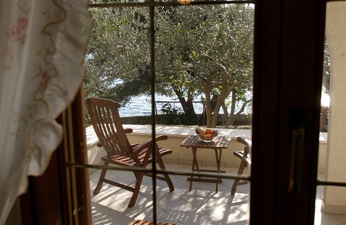 Businci Villa | Villa frente al mar con piscina climatizada, cubierta de teca, con vistas al mar abierto, barco barco en el puerto