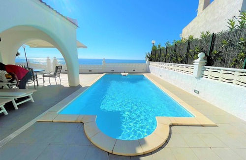 Alcanar Chalet De Esquí | Chalet a primerísima línea de mar con piscina privada