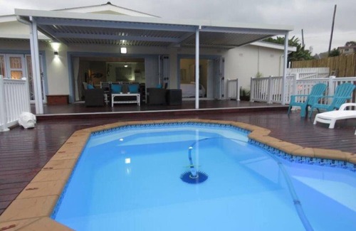 Port Shepstone Casa | Seagulls Beach House is a stylish, pet friendly, 4 bedroom, self catering home.