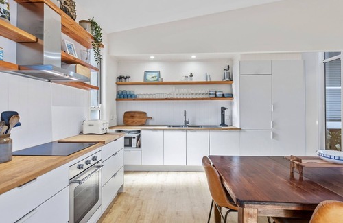 Mossy Point Casa | Seahaven at Mossy. Iconic beach house within a minute from the Mossy Cafe
