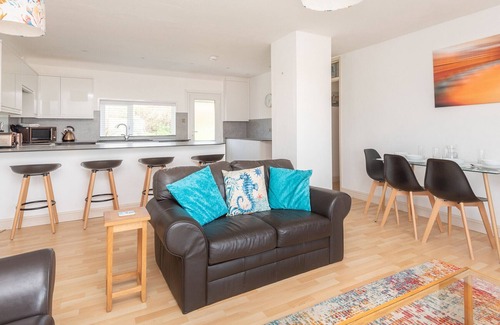 Trenance Cabaña | Seahorses, Mawgan Porth with sea views