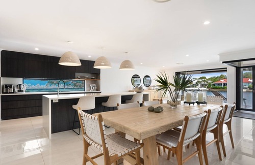 Noosaville Casa | Seamount Quay 22 - Waterfront views, private pool & fishing from your own jetty