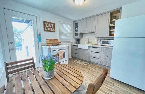 Jacksonville Beach Apartamento | Seas the Day - 4 blocks to the beach, restaurant, and bar district - great deck and outdoor space!!