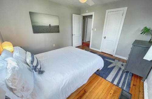 Jacksonville Beach Apartamento | Seas the Day - 4 blocks to the beach, restaurant, and bar district - great deck and outdoor space!!