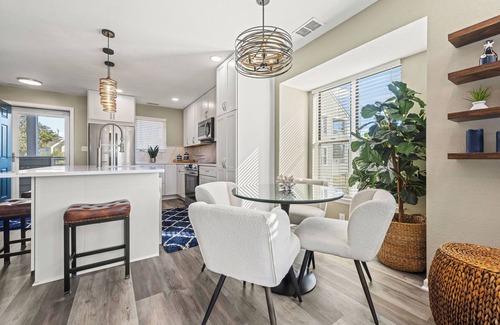 Manteo Condominio | Seas the Day: Canalfront | Boat Slip | Pool Access