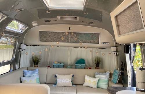 Camano Island Casa | "Seas the Moment" AIRSTREAM International SEA-RENITY Beach WATERFRONT & Kayaks