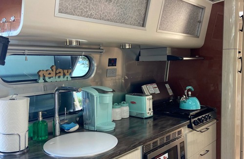 Camano Island Casa | "Seas the Moment" AIRSTREAM International SEA-RENITY Beach WATERFRONT & Kayaks