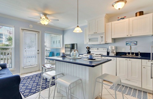 Galveston Condominio | Seascape 1120 Studio Bedroom Condo by RedAwning