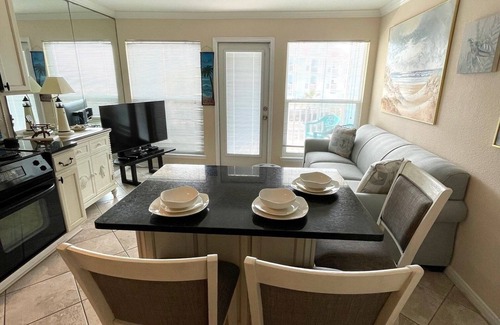 Galveston Condominio | Seascape 1221 1 Bedroom Condo by RedAwning