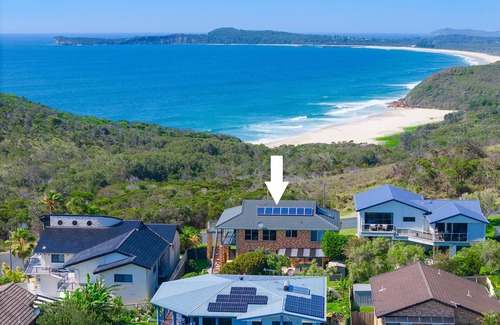 Bonny Hills Casa | Seascape retreat at Bonny Hills! Family sized house with amazing ocean views.