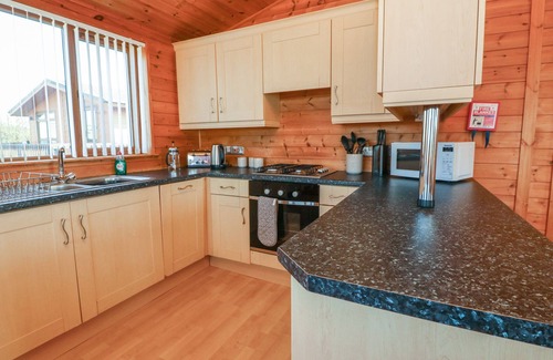 Mullacott Cabaña | SEASCAPE RETREAT, pet friendly, with hot tub in Ilfracombe