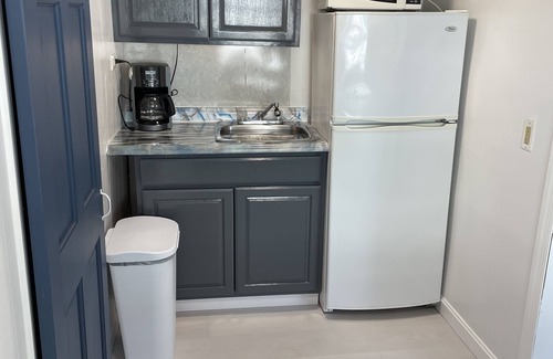 Old Orchard Beach Cabaña | Seashell Cottages/JK Rentals - Cottage 4, 2 full beds, 1 twin