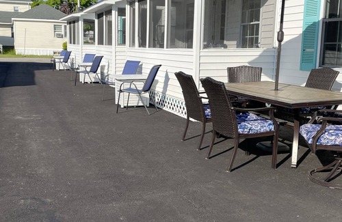 Old Orchard Beach Cabaña | Seashell Cottages/JK Rentals - Cottage 4, 2 full beds, 1 twin