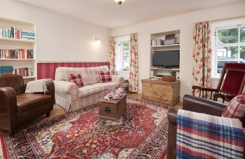 Cromarty Cabaña | SEASHELL COTTAGE, family friendly, with a garden in Cromarty
