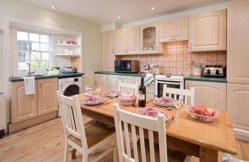 Cromarty Cabaña | SEASHELL COTTAGE, family friendly, with a garden in Cromarty