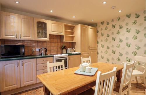 Cromarty Cabaña | SEASHELL COTTAGE, family friendly, with open fire in Cromarty