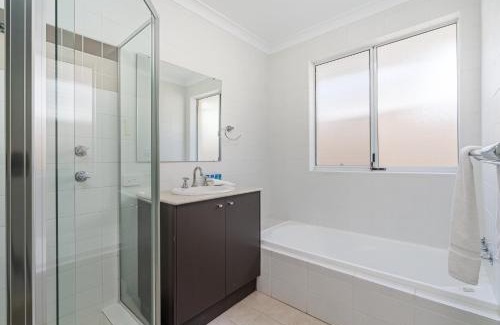 Broadwater Casa | Seashell Cottage Relaxing Cape View Getaway