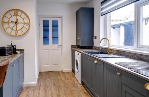 Amble Casa | Seashell House with SEA VIEWS and FREE GYM POOL PASS