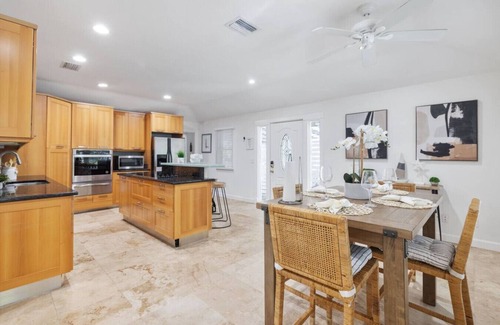 Ilexhurst Casa | Seashell Shack! Fall rate drop! 1 block to beach!