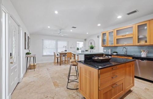 Ilexhurst Casa | Seashell Shack! Fall rate drop! 1 block to beach!