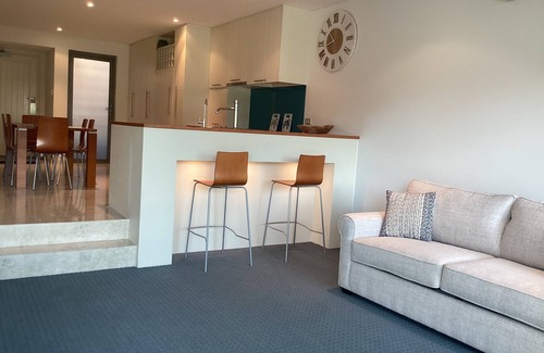 Mandurah Villa | Seashells Mandurah Town Beach Villa with infinity pool, spa and BBQ facilities.