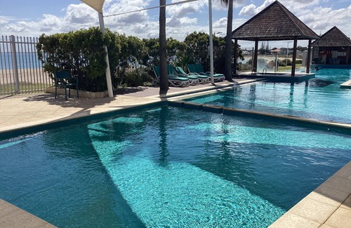 Mandurah Villa | Seashells Mandurah Town Beach Villa with infinity pool, spa and BBQ facilities.