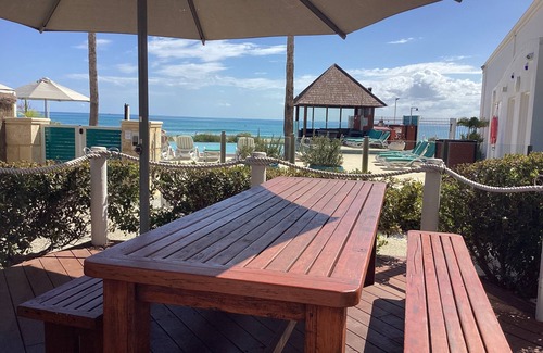 Mandurah Villa | Seashells Mandurah Town Beach Villa with infinity pool, spa and BBQ facilities.