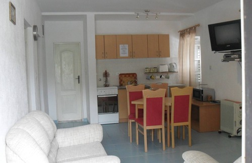 Prcanj Apartamento | Apartamento de 2 dormitorios junto al mar, con terraza frente al mar, a 5 metros del mar
