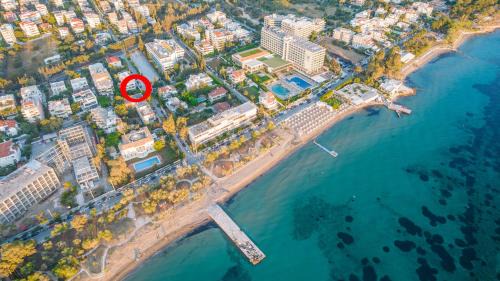 Vouliagmeni Apartamento | Seaside 2 BR Boho Minimal Apartment 80m Beachfront