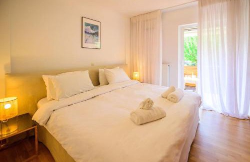 Vouliagmeni Apartamento | Seaside 2 BR Boho Minimal Apartment 80m Beachfront